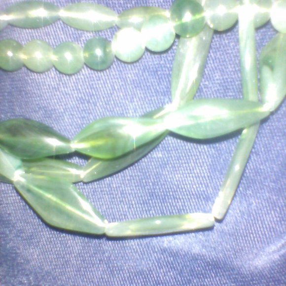 Vintage Green Lucite(?) 5 differing strand necklace - Picture 4 of 4